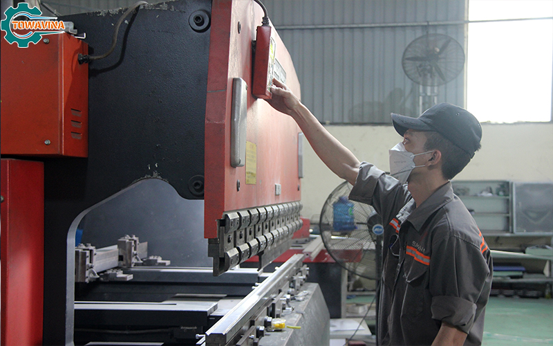 Choosing a CNC Machining Service: 5 Key Factors to Consider